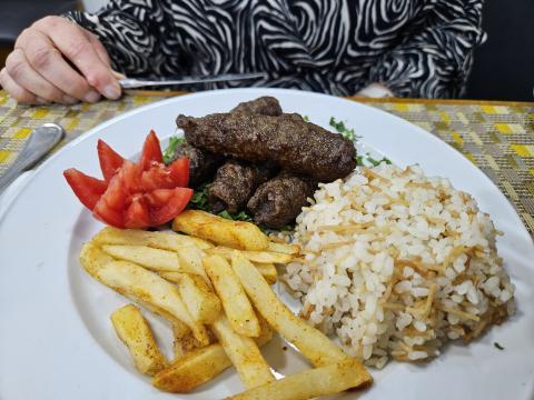 Köfte mit Reis und Pommers