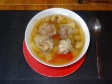Asiatische Gemüsesuppe mit Rinderhack Wan-Tan